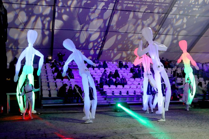 Cabalgata de Reyes 2021 - Actuación musical con bailarines llevando muñecos hinchables.