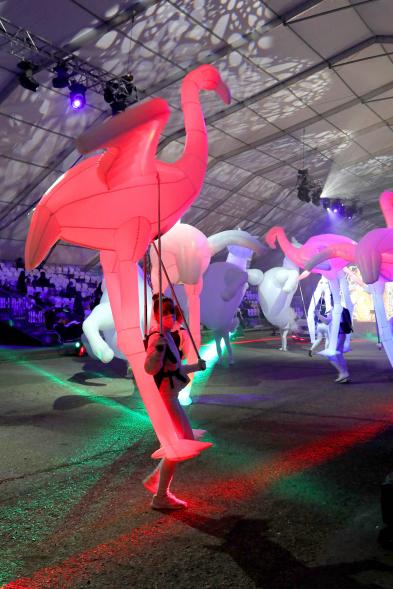 Cabalgata de Reyes 2021 - 	Actuación musical con bailarines llevando flamencos hinchables.