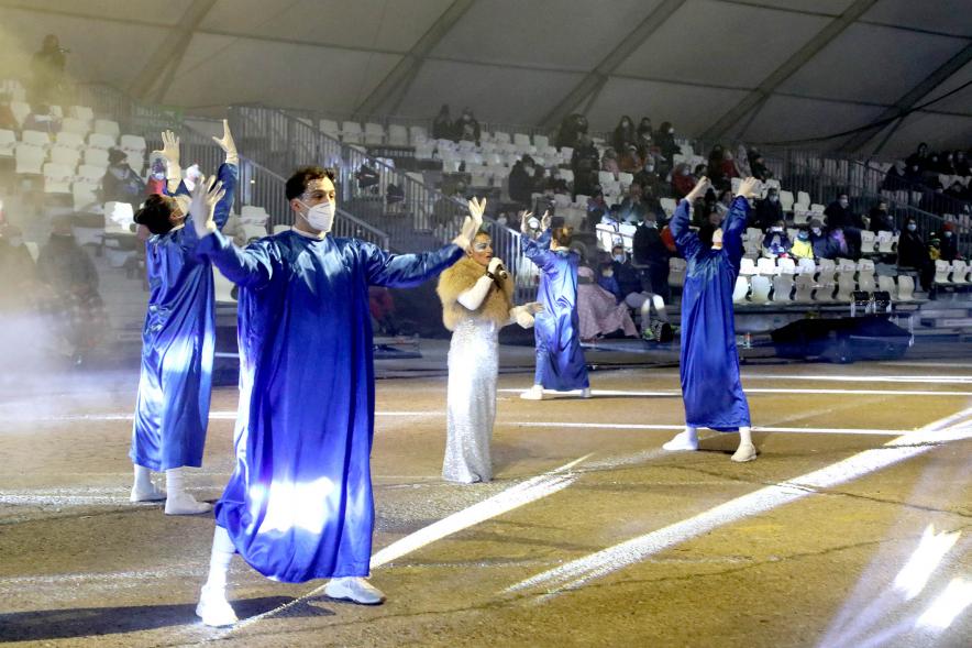 Cabalgata de Reyes 2021 -		Actuación musical con bailarines llevando muñecos hinchables.