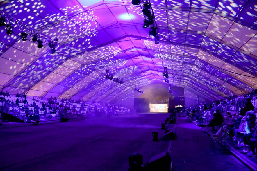 Cabalgata de Reyes 2021 - Imagen general del recinto ferial iluminado en colores rosáceos.
