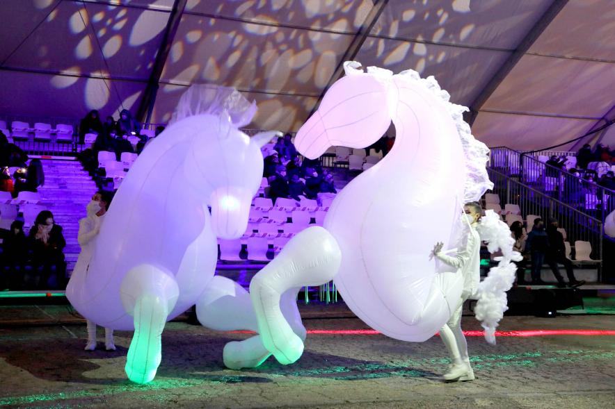 Cabalgata de Reyes 2021 - Actuación musical con los bailarines disfrazado de caballos blanco.