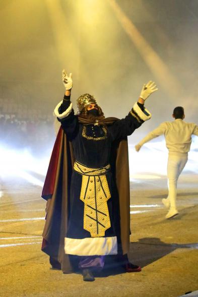 Cabalgata de Reyes 2021 - Primer plano del Rey Gaspar a  pie, saludando.