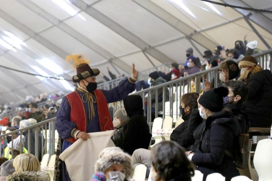 Cabalgata de Reyes 2021 - Imagen del Rey Melchor saludando en las escaleras.