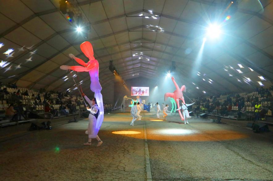 Cabalgata de Reyes 2021 - Actuación musical con los  bailarines llevando muñecos hinchables.