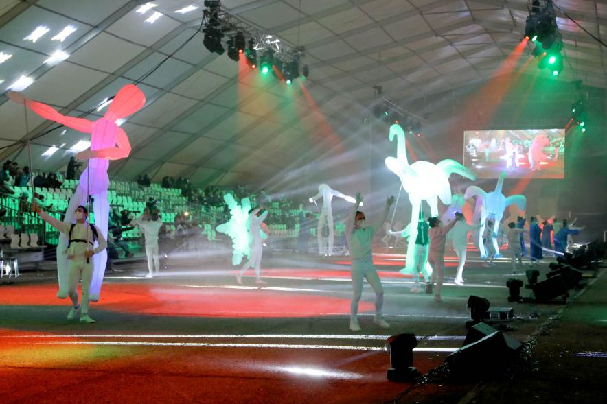 Cabalgata de Reyes 2021 - Actuación musical con los bailarines de blanco levando sujetos animales hinchables. 