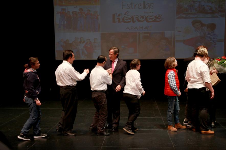 Presentación del Calendario de APAMA 2017 - Imagen de el alcalde García de Vinuesa saludando al grupo en el escenario.