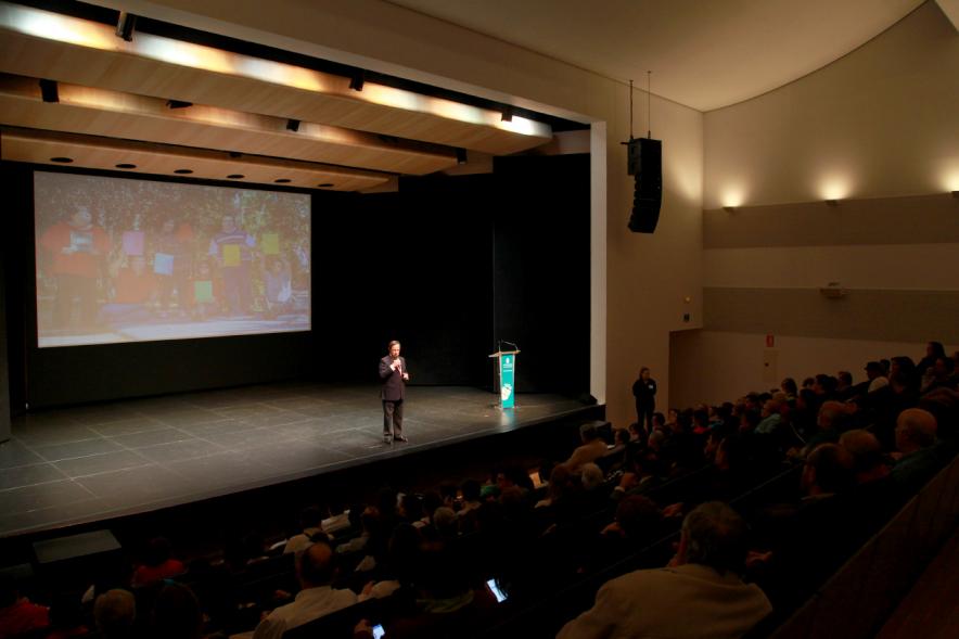 Presentación del Calendario de APAMA 2017 - Imagen lejana del escenario.