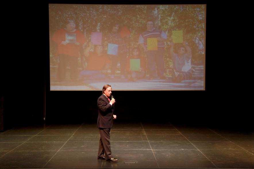 Presentación del Calendario de APAMA 2017 - Imagen del alcalde García de Vinuesa dirigiéndose al público asistente.