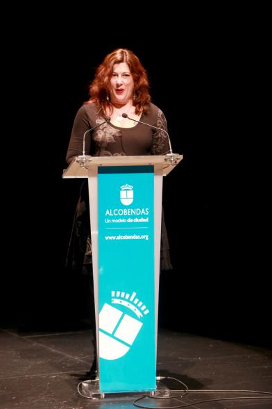 Presentación del Calendario de APAMA 2017 - Imagen una mujer dirigiéndose al público asistente.