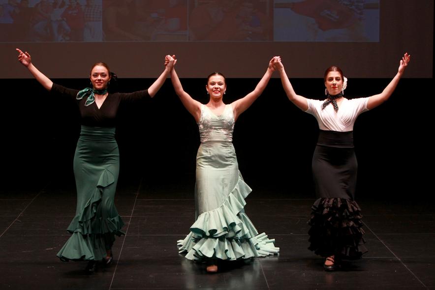 Presentación del Calendario de APAMA 2017 - Imagen de actuación de un grupo de baile español.