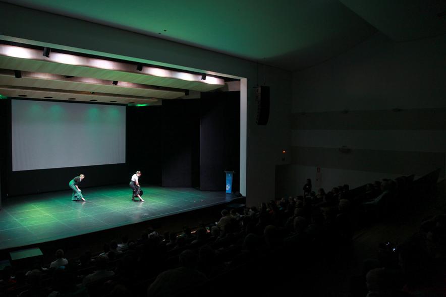 Presentación del Calendario de APAMA 2017 - Imagen lejana del escenario.