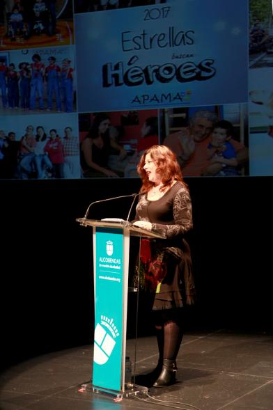 Presentación del Calendario de APAMA 2017 - Imagen una mujer dirigiéndose al público asistente.