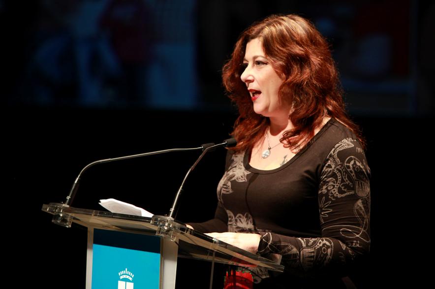 Presentación del Calendario de APAMA 2017 - Imagen una mujer dirigiéndose al público asistente.