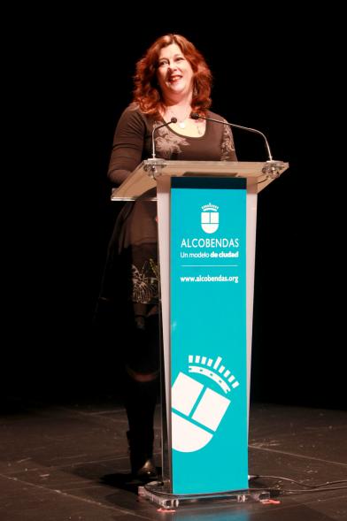 Presentación del Calendario de APAMA 2017 - Imagen una mujer dirigiéndose al público asistente.
