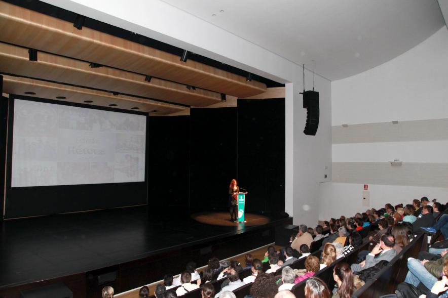 Presentación del Calendario de APAMA 2017 - Imagen lejana del escenario.