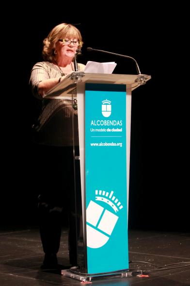 Presentación del Calendario de APAMA 2017 - Imagen una mujer dirigiéndose al público asistente.
