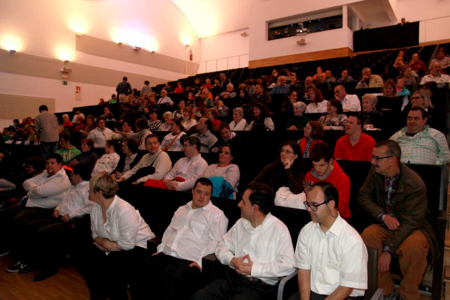 Presentación del Calendario de APAMA 2017 - Imagen del público asistente.