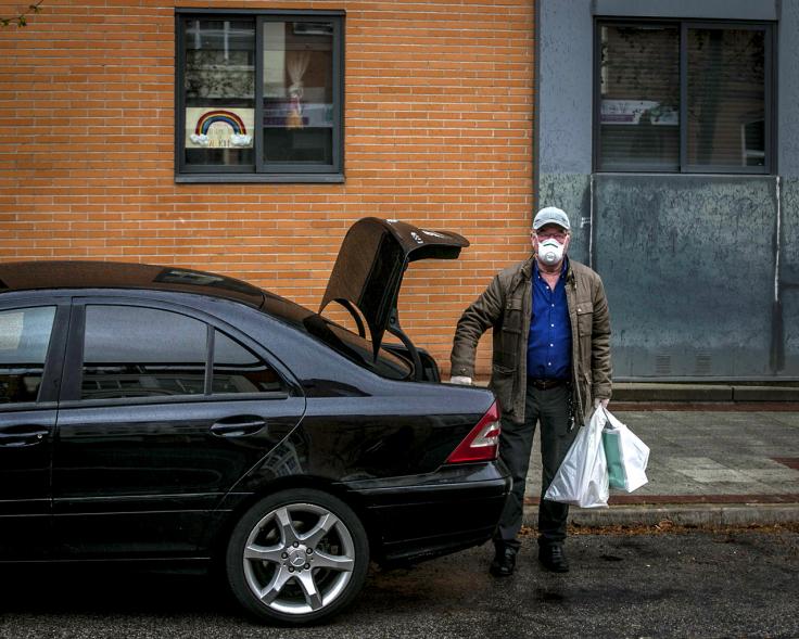 Ciudadano cargando bolsas en un coche