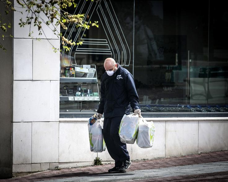 Ciudadano con bolsas de la compra