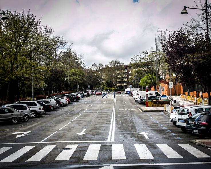 Calle aún húmeda por lluvia reciente