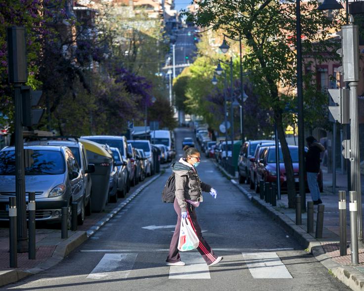 Mujer cruzando un paso de cebra
