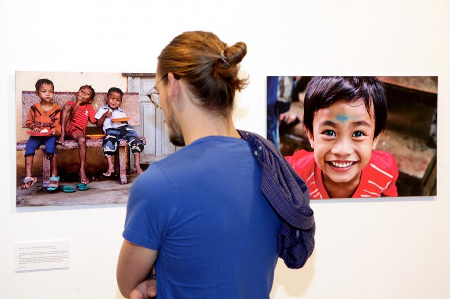 Visitante Exposición "El Futuro de Camboya"