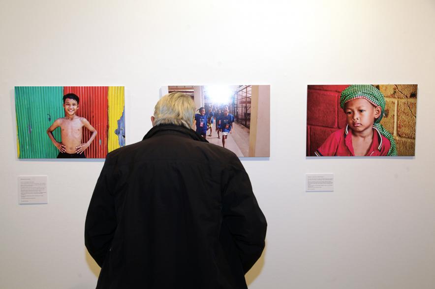 Visitante Exposición "El Futuro de Camboya"