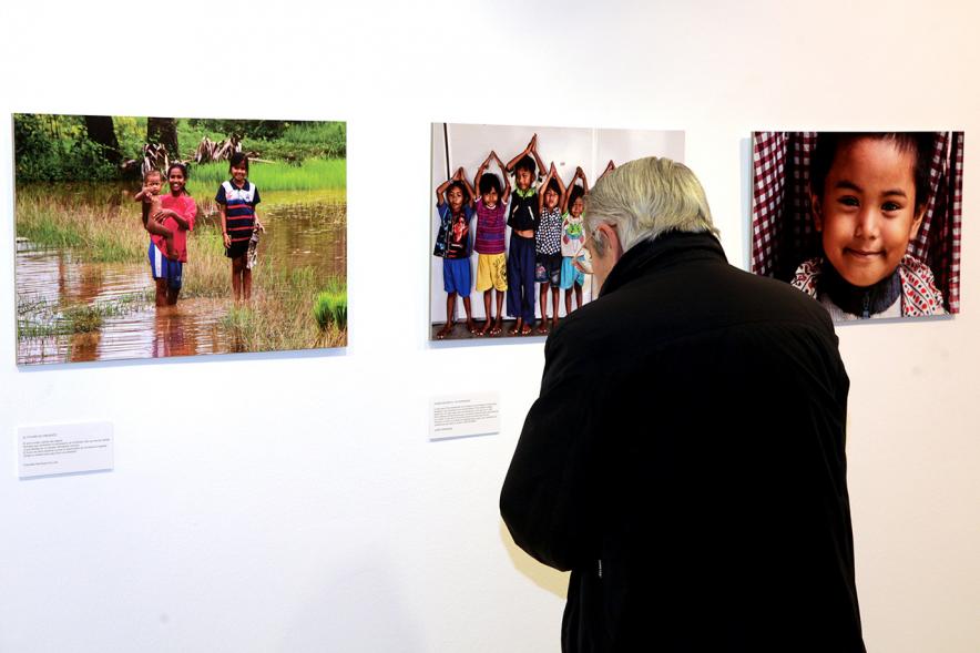 Visitante Exposición "El Futuro de Camboya"