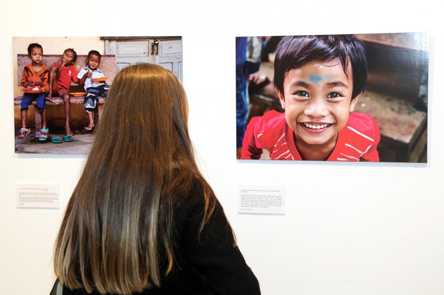 Visitante Exposición "El Futuro de Camboya"