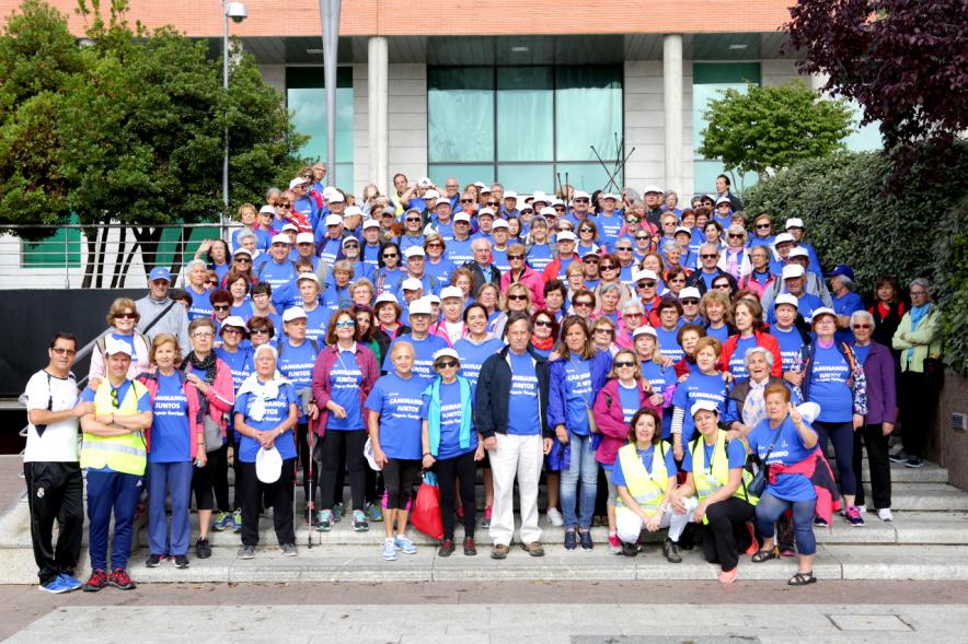 Semana del Mayor 2018 - Marcha Caminando Juntos - Imagen de todos los participantes en la marcha posando junto al alcalde García de Vinuesa.