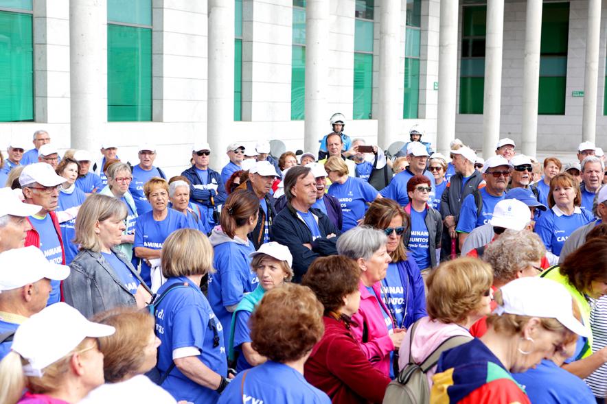 Semana del Mayor 2018 - Marcha Caminando Juntos - Imagen de algunos participantes antes de la salida, y entre ellos se encuentra el alcalde García de Vinuesa.