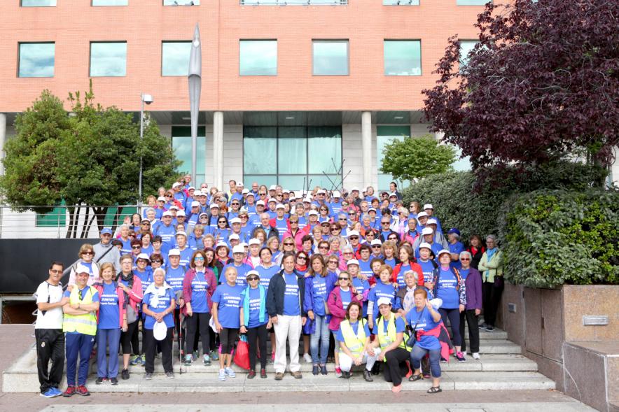 Semana del Mayor 2018 - Marcha Caminando Juntos - Imagen de todos los participantes en la marcha posando junto al alcalde García de Vinuesa.