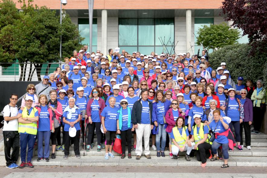 Semana del Mayor 2018 - Marcha Caminando Juntos - Imagen de todos los participantes en la marcha posando junto al alcalde García de Vinuesa.