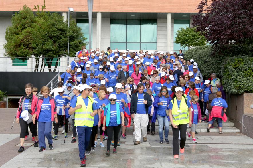 Semana del Mayor 2018 - Marcha Caminando Juntos - Imagen de todos los participantes en la marcha caminado junto al alcalde García de Vinuesa.