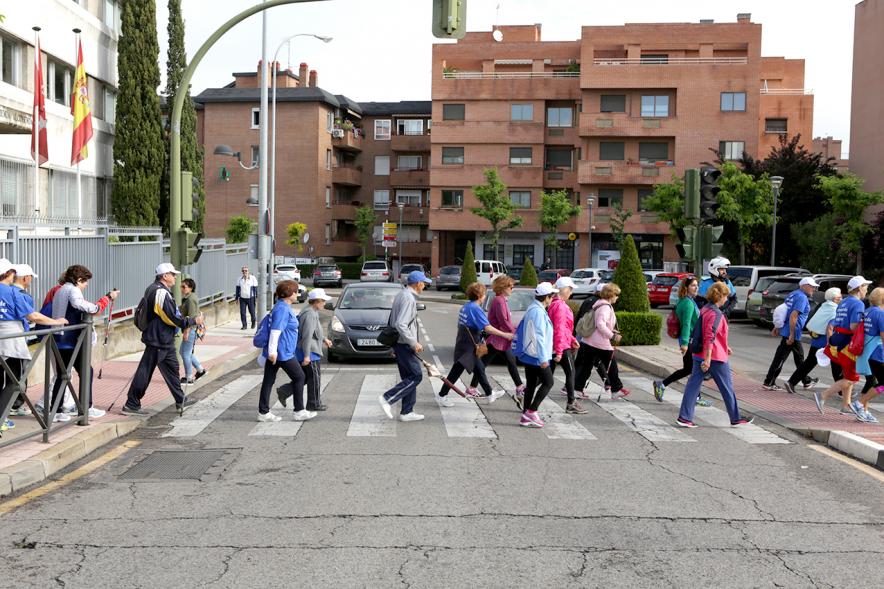 Semana del Mayor 2018 - Marcha Caminando Juntos - Imagen de los participantes en  un momento de la marcha cruzando un paso de cebra.