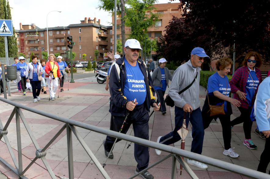 Semana del Mayor 2018 - Marcha Caminando Juntos - Imagen de los participantes en  un momento de la marcha.