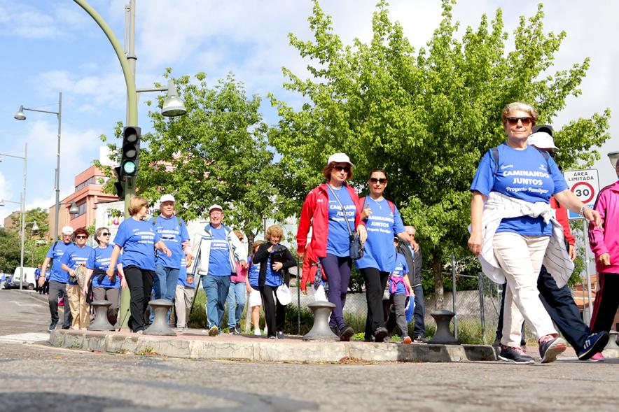 Semana del Mayor 2018 - Marcha Caminando Juntos - Imagen de los participantes en  un momento de la marcha.