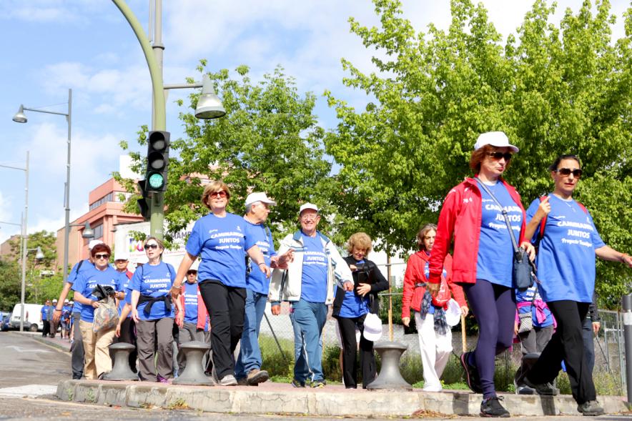 Semana del Mayor 2018 - Marcha Caminando Juntos - Imagen de los participantes en  un momento de la marcha.