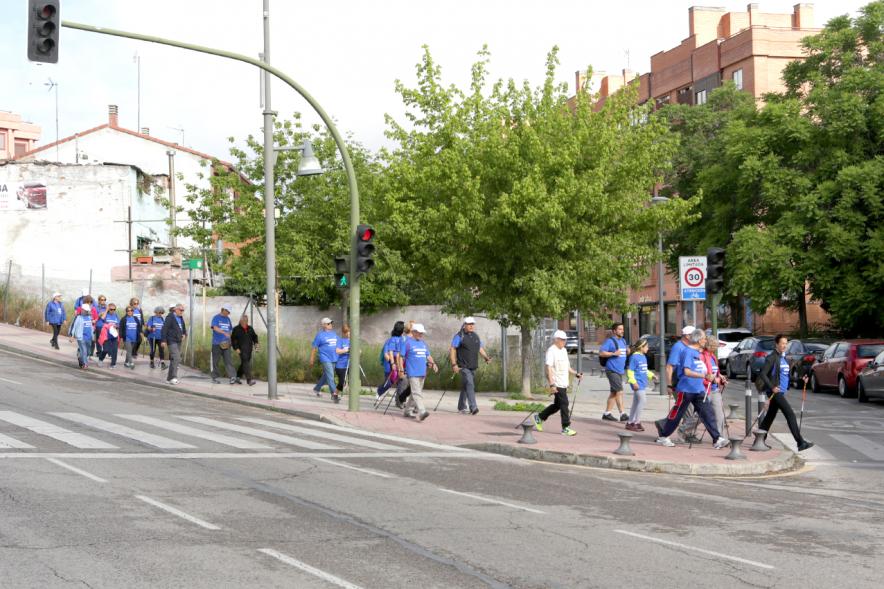 Semana del Mayor 2018 - Marcha Caminando Juntos - Imagen de los participantes en  un momento de la marcha.