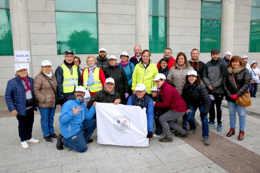 Alcalde Ignacio de Vinuesa y concejales  posando frente al Ayuntamiento. 