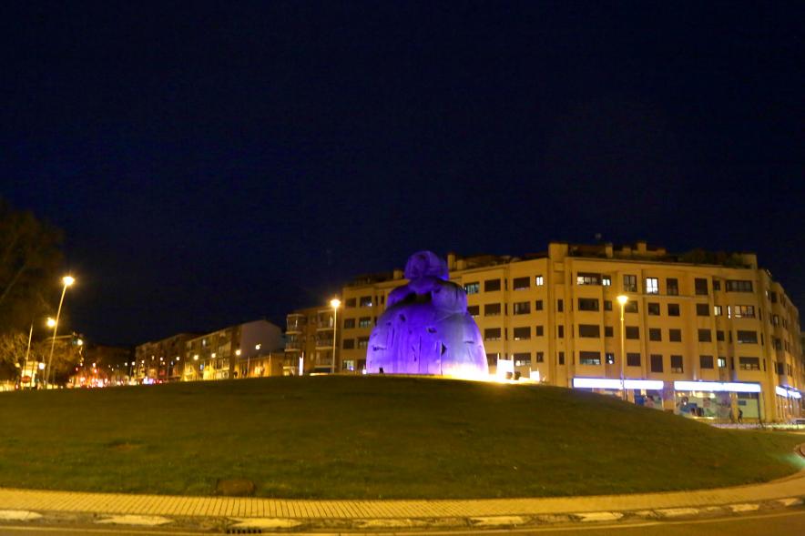 Campaña Ilumínalo de Azul Día del Autismo - Panorámica de la Menina iluminada.