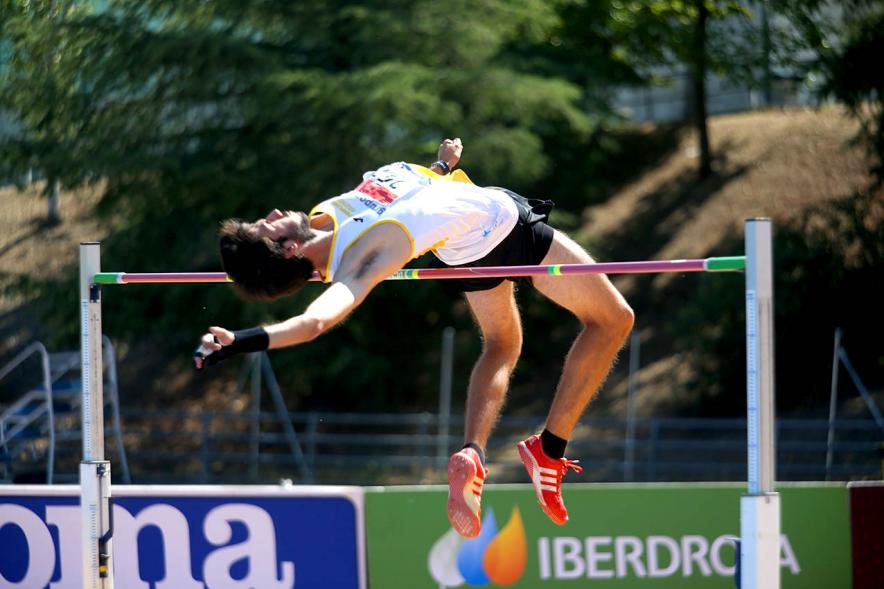 Campeonato de España de Atletismo - Salto de Altura y Triple Salto - Imagen de un atleta realizando un salto de altura.