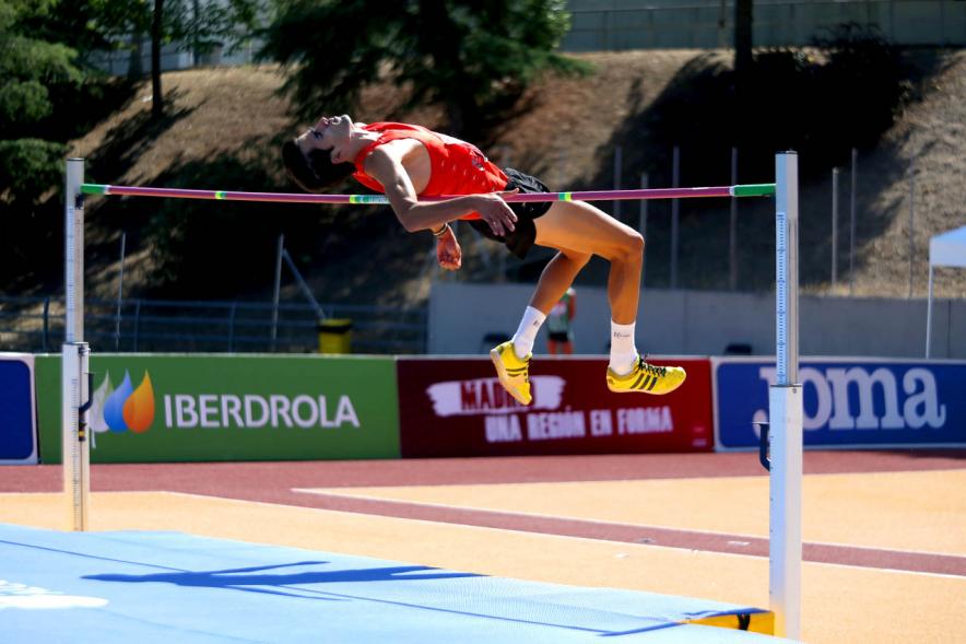 Campeonato de España de Atletismo - Salto de Altura y Triple Salto - Imagen de un atleta realizando un salto de altura.