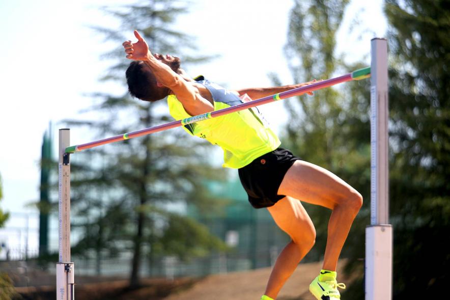 Campeonato de España de Atletismo - Salto de Altura y Triple Salto - Imagen de un atleta realizando un salto de altura.