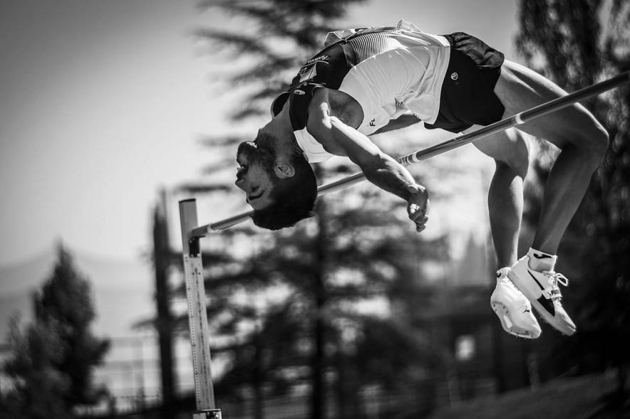 Campeonato de España de Atletismo - Salto de Altura y Triple Salto - Imagen en blanco y negro de un atleta realizando un salto de altura.