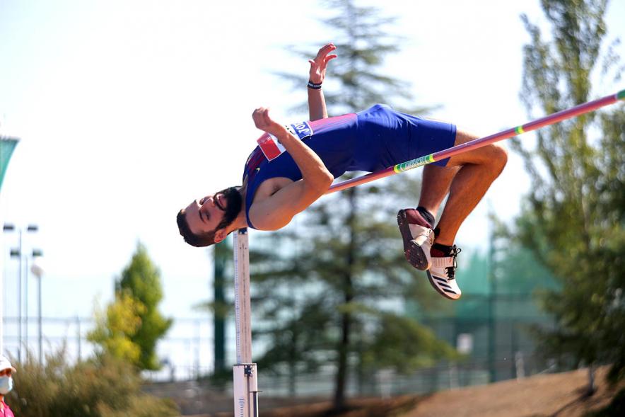 Campeonato de España de Atletismo - Salto de Altura y Triple Salto - Imagen de un atleta realizando un salto de altura.