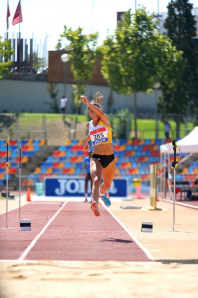 Campeonato de España de Atletismo - Salto de Altura y Triple Salto - Imagen de una atleta realizando un triple salto.