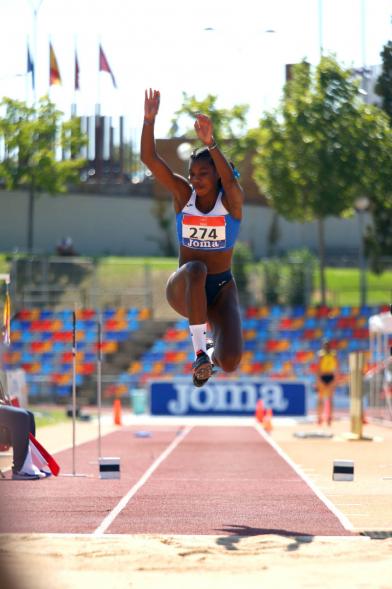 Campeonato de España de Atletismo - Salto de Altura y Triple Salto - Imagen de una atleta realizando un triple salto.