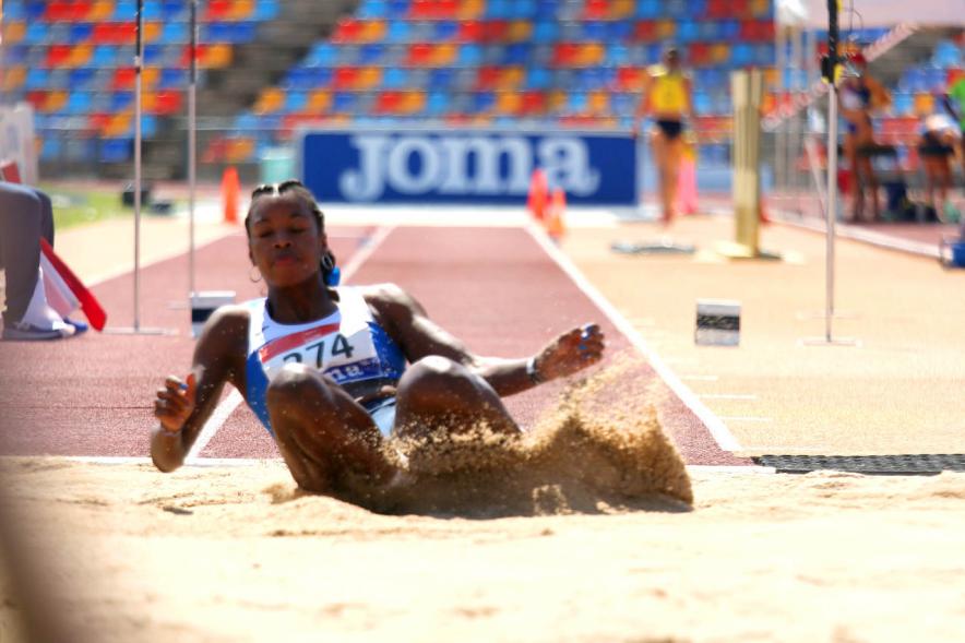 Campeonato de España de Atletismo - Salto de Altura y Triple Salto - Imagen de una atleta realizando un triple salto en el momento de caer en la arena.