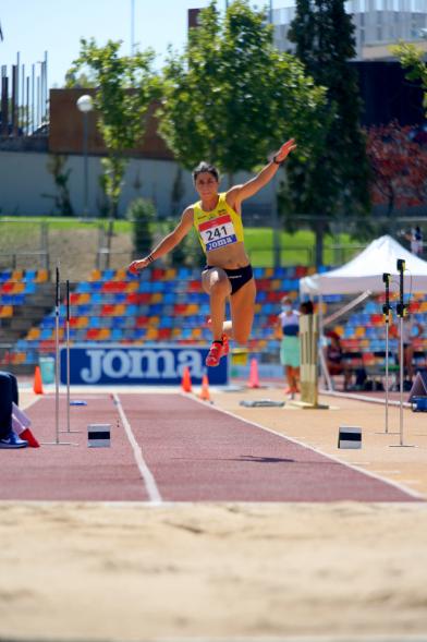 Campeonato de España de Atletismo - Salto de Altura y Triple Salto - Imagen de una atleta realizando un triple salto.